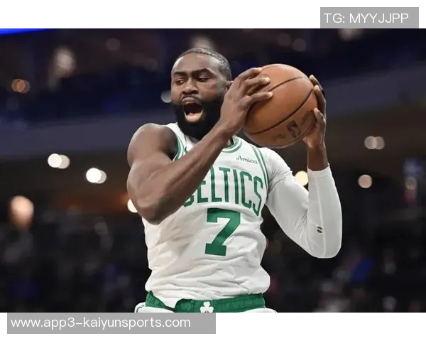 杰伦布朗半场表现出色13投8中贡献18分5助攻正负值高达5